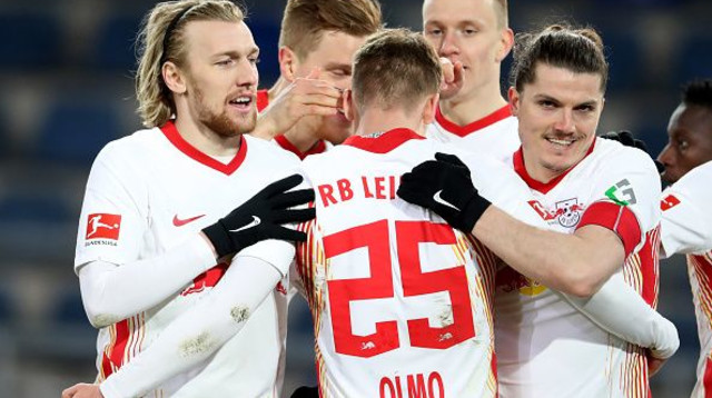 סביצר, אולמו ושחקני לייפציג חוגגים (צילום: Friso Gentsch/picture alliance via Getty Images)