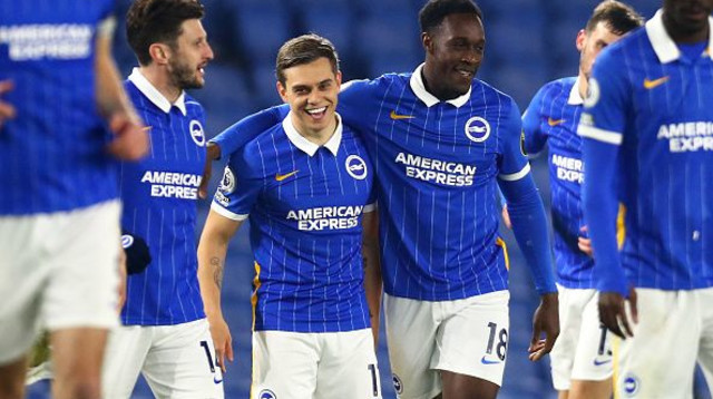 שחקני ברייטון חוגגים (צילום: CLIVE ROSE/POOL/AFP via Getty Images)