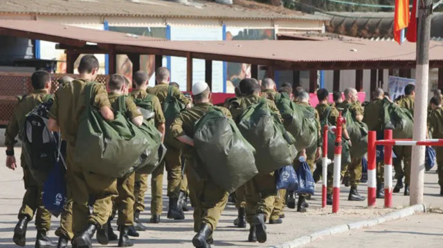 מתגייסים לצה"ל (צילום: אלי דסה)