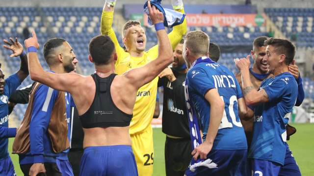 שחקני קריית שמונה חוגגים (צילום: אודי ציטיאט)