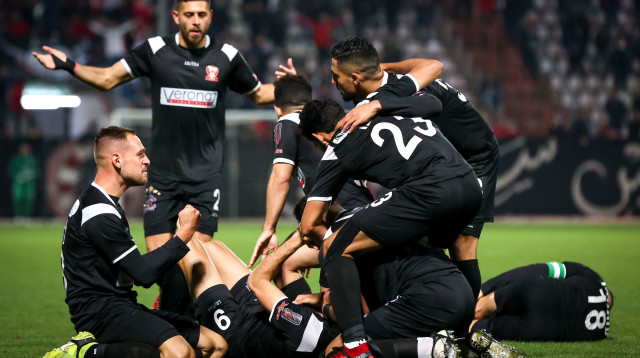 שחקני בני סכנין חוגגים (צילום: מאור אלקסלסי)