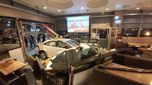 נהג מונית התנגש בוויטרינת מסעדה (צילום: דוברות המשטרה)