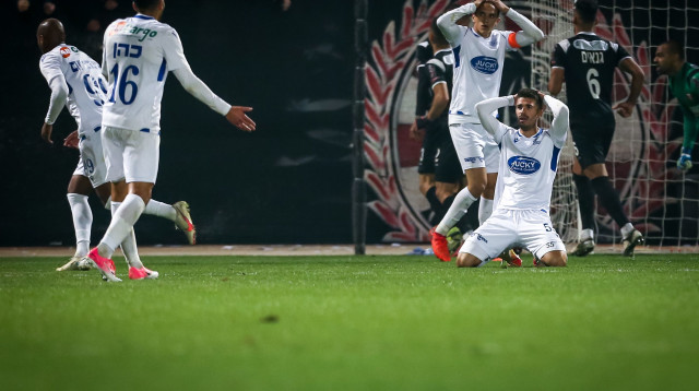 שחקני מכבי פתח תקווה בהלם (צילום: מאור אלקסלסי)