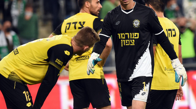 רז כרמי ושחקני מכבי נתניה מאוכזבים (צילום: ברני ארדוב)