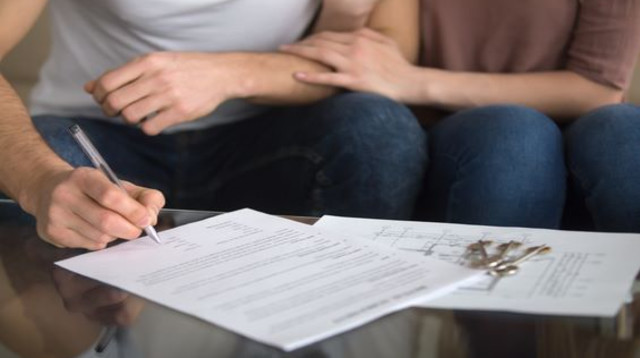 חתימת חוזה שכירות (צילום: Shutterstock)