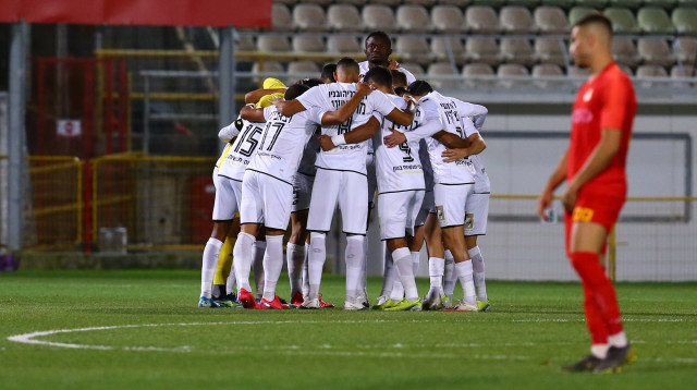 שחקני הפועל חדרה (צילום: לירון מולדובן)