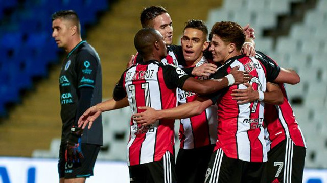 שחקני ריבר פלייט חוגגים (צילום: Alexis Lloret / Stringer)