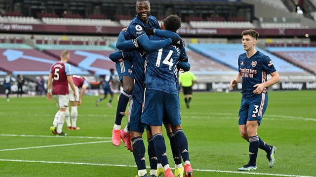 שחקני ארסנל חוגגים (צילום: Justin Tallis - Pool/Getty Images)