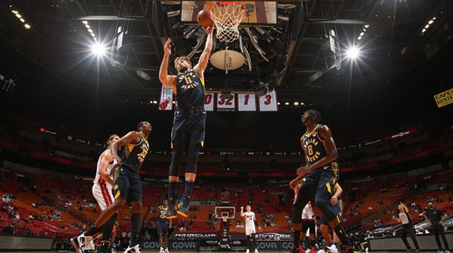 דומאנטס סאבוניס (צילום: Issac Baldizon/NBAE via Getty Images)
