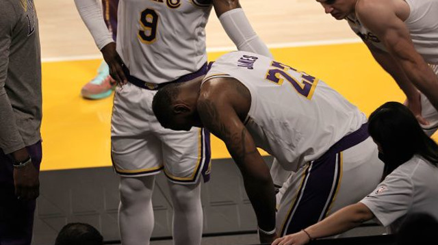 לברון ג’יימס פצוע (צילום: Michael Owens/Getty Images)