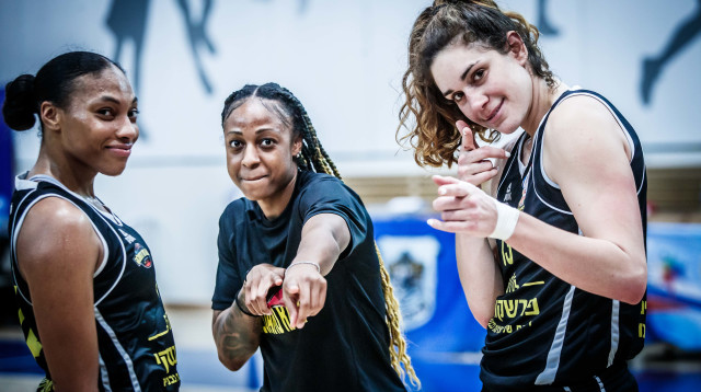 דרו אדלמן, טיפאני מיטשל, בנייג’ה לייני (צילום: באדיבות מנהלת ליגת העל לנשים בכדורסל)