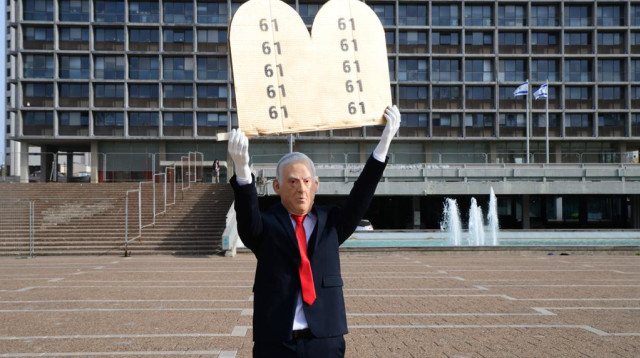 פסל נתניהו בכיכר רבין  (צילום: אבשלום ששוני)