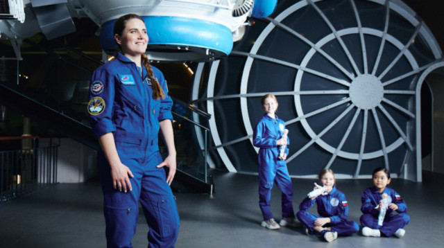 אנה קיקינה משווקת את בובת הברבי בדמותה (צילום: רויטרס)