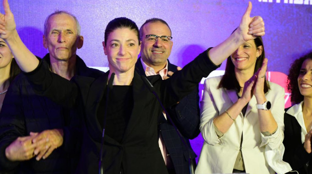 מרב מיכאלי ורשימת העבודה במטה המפלגה (צילום: אבשלום ששוני)