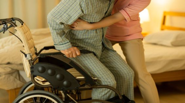 גבר בכיסא גלגלים (צילום: Shutterstock)