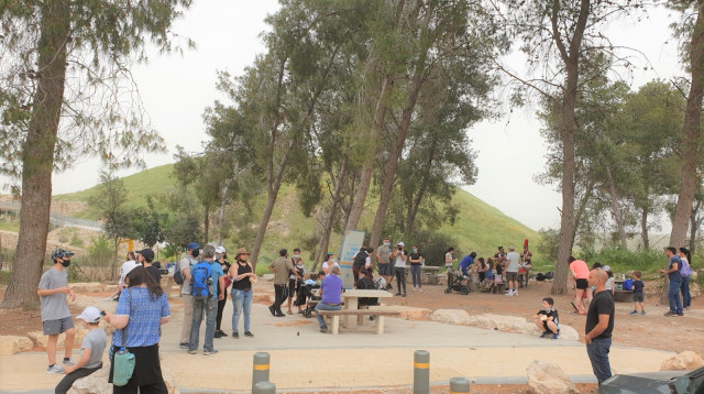 סיורים מודרכים בתל לכיש (צילום: מדריכי מדרשת הדרום)