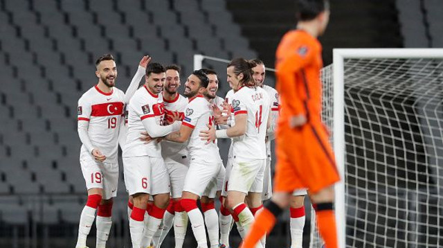 שחקני טורקיה חוגגים (צילום: MURAD SEZER/POOL/AFP via Getty Images)