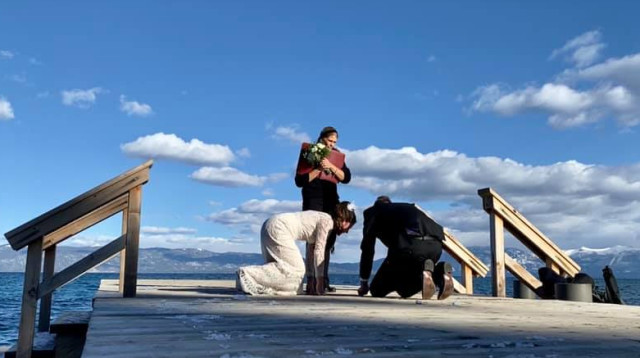 בני הזוג מחפשים את הטבעת בין חריצי הרציף (צילום: רשתות חברתיות)