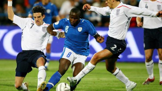 טוטו תמוז נגד נבחרת אנגליה ב-2007 (צילום: Stu Forster/Getty Images)