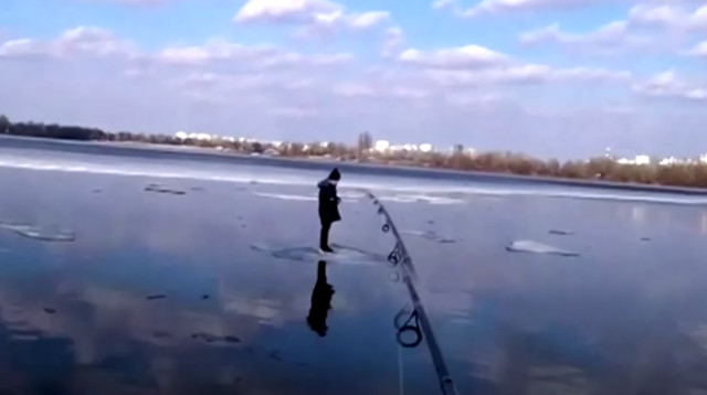 חילוץ באמצעות חכת דיג (צילום: צילום מסך מתוך רויטרס)