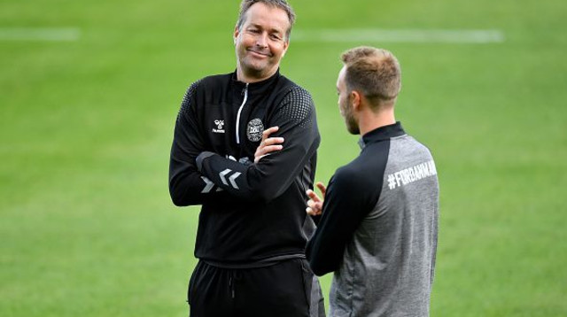 קספר יולמאנד בשיחה עם אריקסן (צילום: LARS MOELLER/Ritzau Scanpix/AFP via Getty Images)