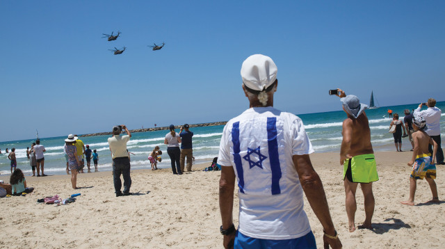 ישראלים בחוף הים (צילום: מרים אלסטר, פלאש 90)