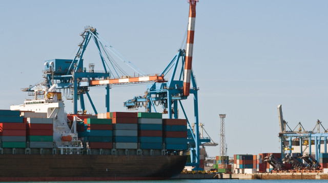 סירה שמובילה מכולות, אילוסטרציה (צילום: אינג אימג')