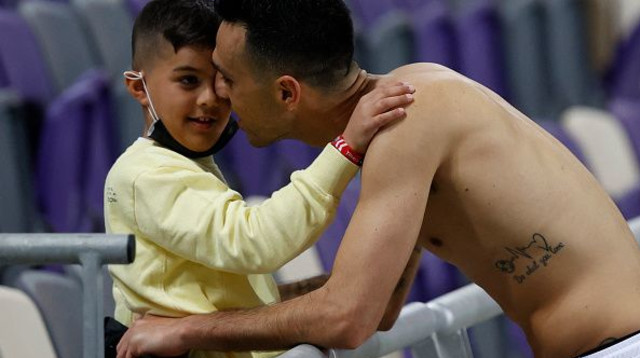 ערן זהבי עם בנו לאחר ההפסד לדנמרק (צילום: JACK GUEZ / Contributor)