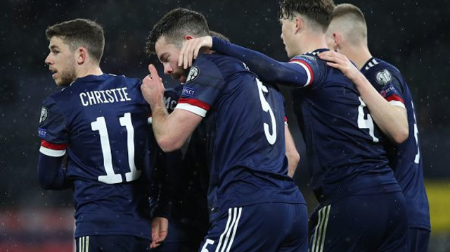 שחקני נבחרת סקוטלנד חוגגים (צילום: Ian MacNicol / Stringer)