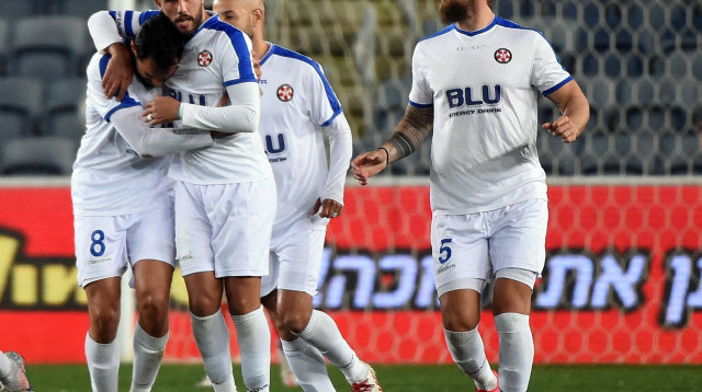 שחקני הפועל נוף הגליל חוגגים (צילום: ברני ארדוב)