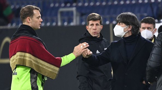 יואכים לב עם מנואל נוייר (צילום: INA FASSBENDER / Contributor)