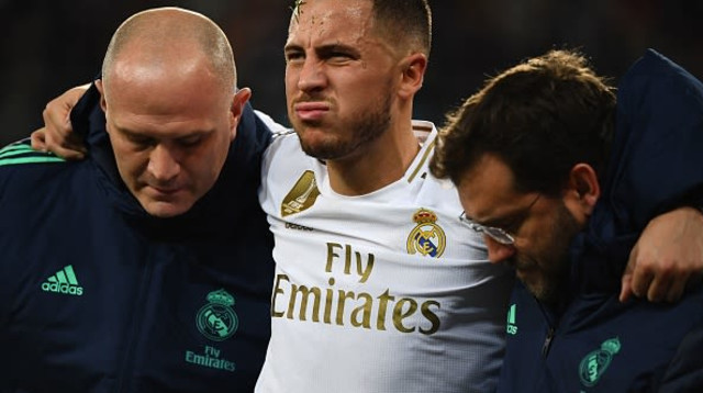 הזאר נפצע ומוחלף נגד פ.ס.ז' בנובמבר 2019 (צילום: GABRIEL BOUYS/AFP via Getty Images)