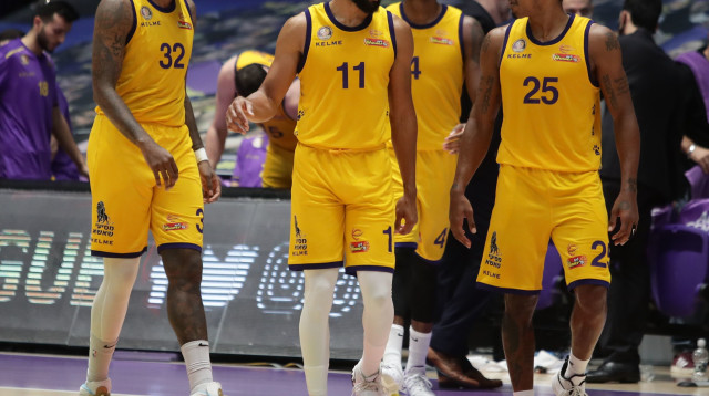 שחקני הפועל חולון (צילום: דני מרון)