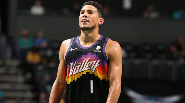 דווין בוקר (צילום: Kent Smith/NBAE via Getty Images)