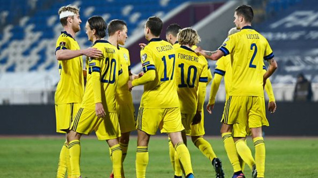 שחקני שבדיה חוגגים (צילום: ARMEND NIMANI/AFP via Getty Images)