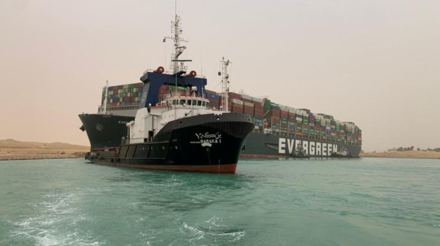 אוניית "אבר גיבן" בתעלת סואץ (צילום: Suez Canal Authority/Handout via REUTERS)
