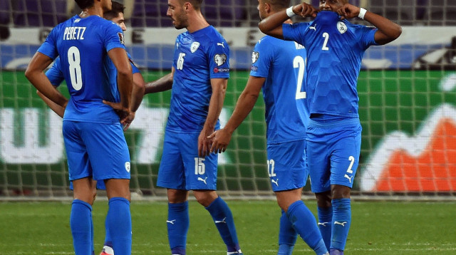 שחקני נבחרת ישראל מאוכזבים (צילום: ברני ארדוב‎)