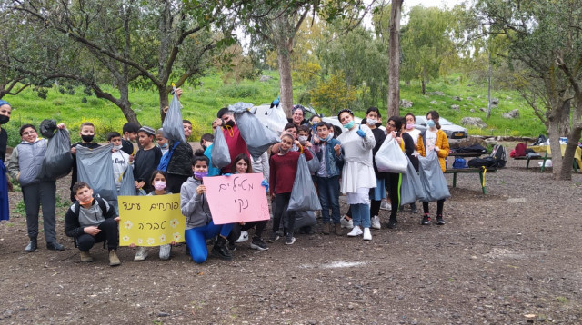 ילדים מנקים שבילי מטיילים בארץ (צילום: פותחים עתיד)