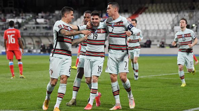 שחקני פורטוגל חוגגים (צילום: Alexander Scheuber/Getty Images)