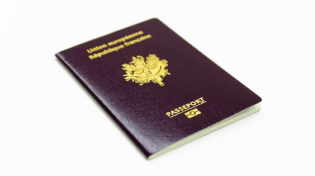 דרכון צרפתי (צילום: Shutterstock)