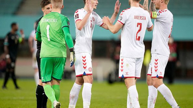 שחקני נבחרת דנמרק חוגגים (צילום: Christian Hofer / Stringer)