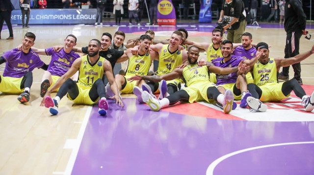 שחקני הפועל חולון חוגגים (צילום: )