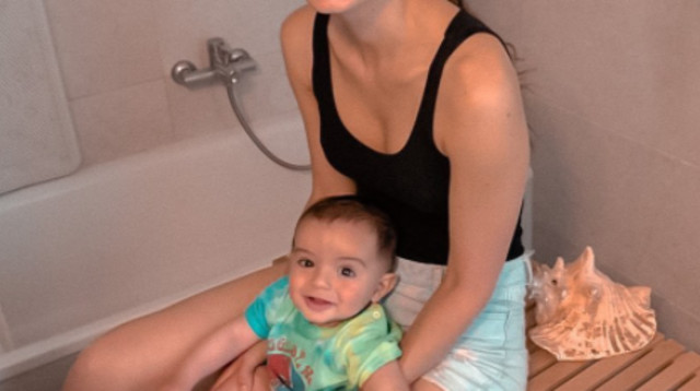 כן, הוא "מפשפש" באסלה! מעיין רייכמן והבן אדם (צילום: מתוך עמוד האינסטגרם של מעיין רייכמן)