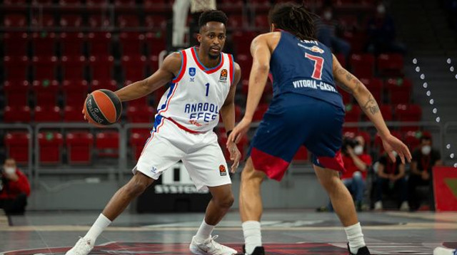 רודריג בובואה. אנדולו דוהרת (צילום: Aitor Arrizabalaga/Euroleague Basketball via Getty)