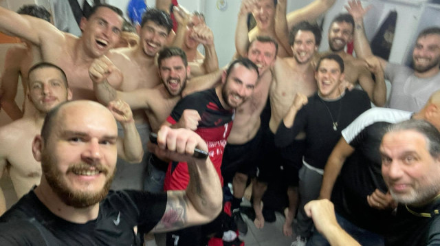 שחקני קריית אונו חוגגים (צילום: קריית אונו)