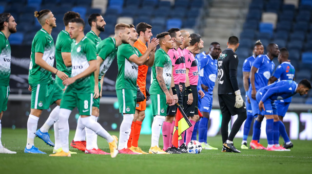 שחקני מכבי חיפה, שחקני מכבי פתח תקווה (צילום: מאור אלקסלסי)