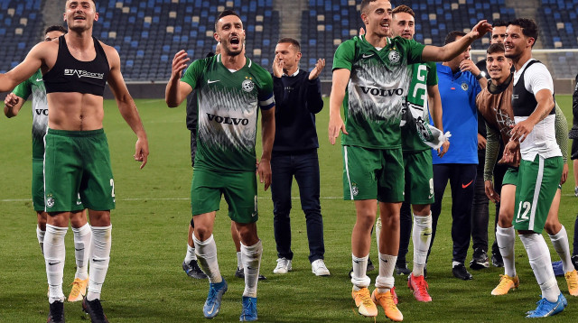 שחקני מכבי חיפה חוגגים (צילום: ברני ארדוב)