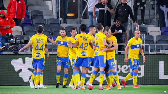 שחקני מכבי תל אביב חוגגים (צילום: אריאל שלום)