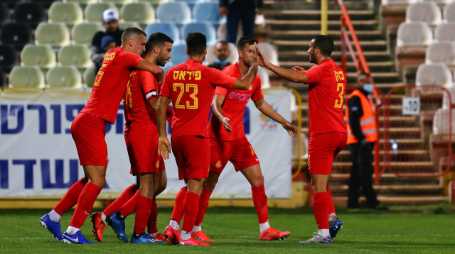 שחקני מ.ס אשדוד חוגגים (צילום: לירון מולדובן)