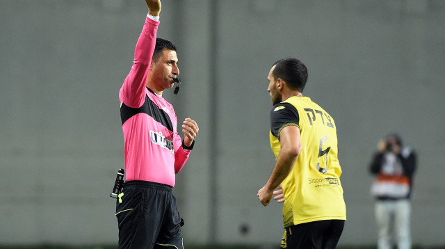 אלי חכמון מרחיק את שיר צדק (צילום: )